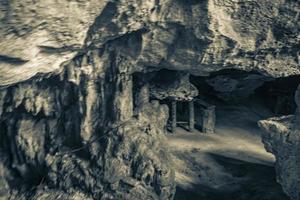 fantastiskt blått turkost vatten och kalkstensgrotta sjunkhål cenote mexico. foto