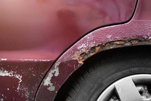 korrosion av bilens kaross. rostig vinge närbild foto