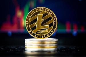 bärbar dator med litecoin och diagram på skärmen foto