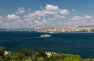 Bosporensundet och Bosporenbron i istanbul, Turkiet foto