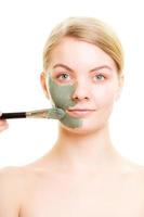 hudvård. kvinna applicera lera lera mask på ansiktet.