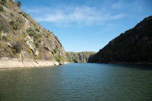 utsikt från ett nautiskt fartyg som navigerar längs floden Douro eller Duero. foto