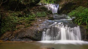 vattenfall, det naturliga vattnet med berget i thailand foto