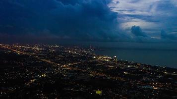 pattaya stad i skymningstid och midnattstid, thailand foto