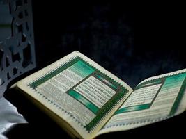 muslimer öppnar koranen foto