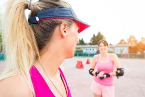 sportiga tjejer i golf rollerblade foto