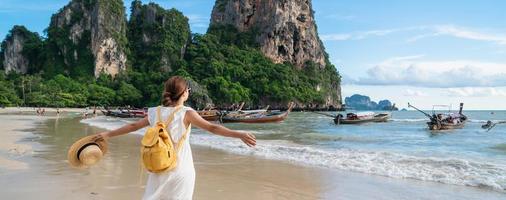 ung kvinna resenär njuter av en sommarsemester på tropisk sandstrand i Krabi, Thailand foto