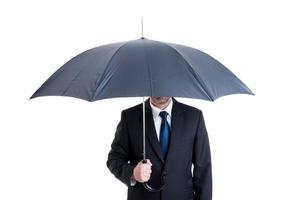 affärsman med ett öppet paraply foto