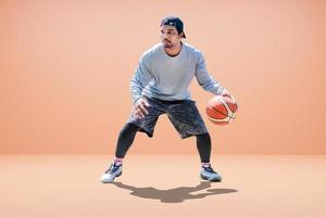 asiatisk basketspelare på färgad bakgrund foto