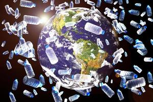 begreppet plastavfall som svämmar över världen. en jordglob med enbart vattenflaska av plastavfallsplast foto