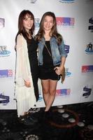 los angeles, 19 oktober - haley pullos, stephanie katherine grant vid den första årliga stjärnorna slår ut övergrepp mot barn till förmån för barnhjälp på pinz bowlingcenter den 19 oktober 2014 i studio city, ca. foto