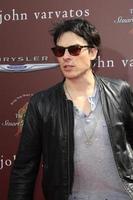 los angeles, 11 mars - ian somerhalder anländer till den 9:e årliga förmånen för john varvatos stuart house i john varvatos-butiken den 11 mars 2012 i west hollywood, ca. foto