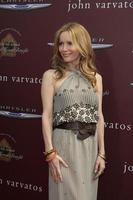 los angeles, 11 mars - leslie mann anländer till den 9:e årliga förmånen för john varvatos stuart house i john varvatos-butiken den 11 mars 2012 i West hollywood, ca. foto