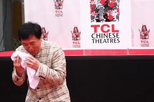 los angeles, 6 juni - jackie chan vid hand- och fotavtrycksceremonin för jackie chan på tcl chinese theatre den 6 juni 2013 i los angeles, ca. foto