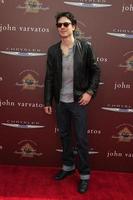 los angeles, 11 mars - ian somerhalder anländer till den 9:e årliga förmånen för john varvatos stuart house i john varvatos-butiken den 11 mars 2012 i west hollywood, ca. foto