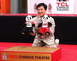 los angeles, 6 juni - jackie chan vid hand- och fotavtrycksceremonin för jackie chan på tcl chinese theatre den 6 juni 2013 i los angeles, ca. foto