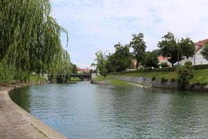 floden ljubljanica rinner genom sloveniens huvudstad, staden ljubljana. foto