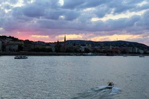 solnedgång vid floden Donau i den ungerska huvudstaden budapest. foto