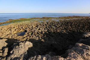 Medelhavets steniga kust i norra Israel foto