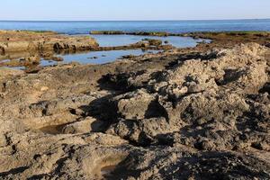 Medelhavets steniga kust i norra Israel foto