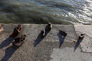 skor - ett minnesmärke över förintelsens offer på Donaus strand i budapest foto