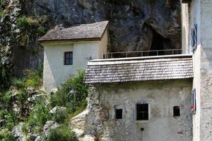 sloveniens nationella museum - predjama slott foto