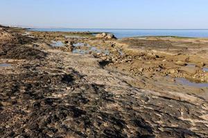 Medelhavets steniga kust i norra Israel foto