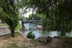 floden ljubljanica rinner genom sloveniens huvudstad, staden ljubljana. foto