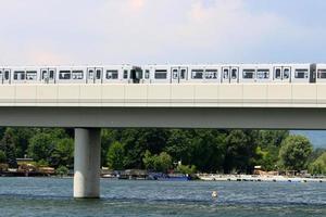 fullflödande Donau i den österrikiska huvudstaden Wien foto