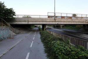 bro - arkitektoniska strukturer för att korsa en vattenbarriär. foto