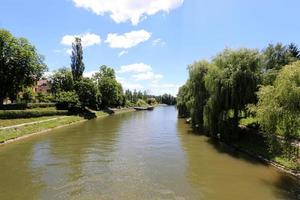 floden ljubljanica rinner genom sloveniens huvudstad, staden ljubljana. foto