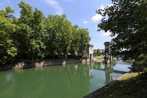 floden ljubljanica rinner genom sloveniens huvudstad, staden ljubljana. foto