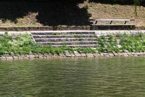 floden ljubljanica rinner genom sloveniens huvudstad, staden ljubljana. foto