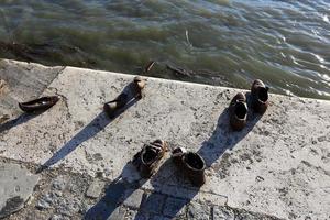 skor - ett minnesmärke över förintelsens offer på Donaus strand i budapest foto