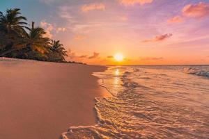 fantastisk närbild av lugna havsvattenvågor med orange soluppgång solnedgång solljus. tropisk ö strandlandskap, exotisk kustkust. sommarlov, semester fantastisk natur natursköna. koppla av paradiset foto