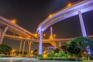 lysa upp på bhumibol motorvägsbron med trädgården i lat pho park, samut prakan, thailand foto