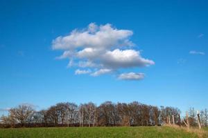 vackert väder himmel med vita moln foto