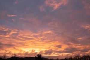 himmel med rödfärgade moln foto