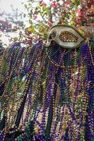 mardi gras pärlor som täcker smidesjärn staket med karneval mask foto