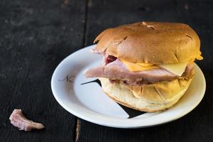 överbliven Thanksgiving skinksmörgås foto