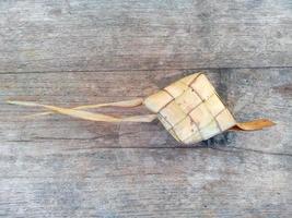 ketupat eller ris dumpling på trä bakgrund. indonesisk kulinarisk mat foto