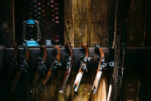 en uppsättning gamla pistoler på hyllan i en presentbutik. medeltida vapen. foto