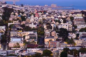 golden hour stadsdel kulle utsikt över san francisco hem, toppade tak - färgglada och natursköna med några viktorianska hem - en typisk san francisco vy. foto