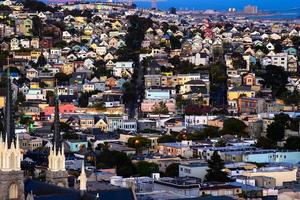 golden hour stadsdel kulle utsikt över san francisco hem, toppade tak - färgglada och natursköna med några viktorianska hem - en typisk san francisco vy. foto