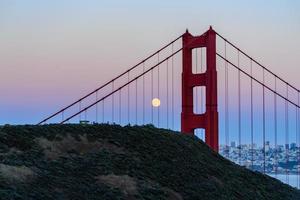 majestätiska san francisco golden gate bridge med fullmånen i juni 2022 och norra tornet sett från marin udde i Kalifornien foto