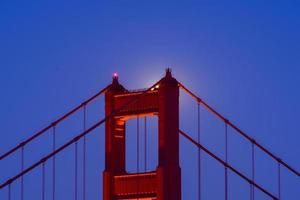 majestätiska san francisco golden gate bridge med fullmånen i juni 2022 och norra tornet sett från marin udde i Kalifornien foto