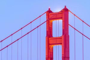 majestätiska san francisco golden gate bridge med fullmånen i juni 2022 och norra tornet sett från marin udde i Kalifornien foto