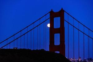 majestätiska san francisco golden gate bridge med fullmånen i juni 2022 som visar norra tornet från marin udde foto