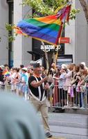 san francisco, ca, usa - 22 juni 2022, prideparad, veteran som bär prideflagga foto