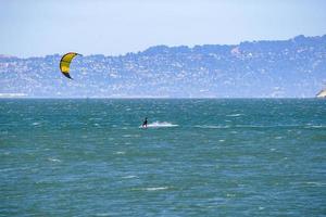san francisco bay och golden gate bridge kitesurfing foto
